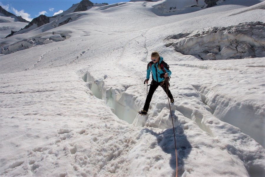 trekking hiking glacier mont blanc courmayeur chamonix traverse